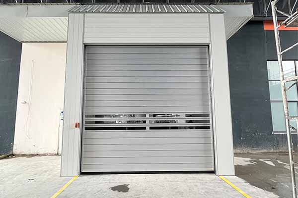 外置仓库工业门该怎么选？效率、安全、耐用是关键