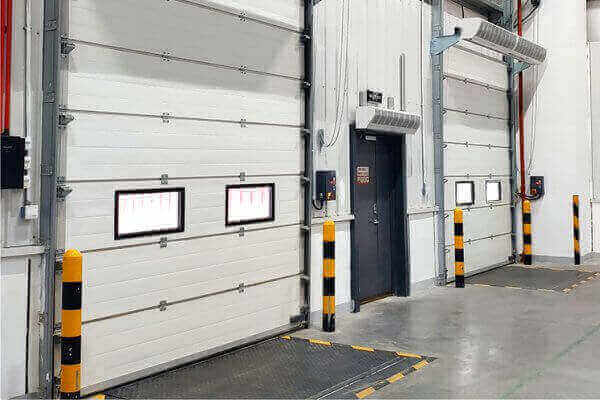 被广泛应用于工厂大门、物流仓库和大型出入口的工业提升门解析