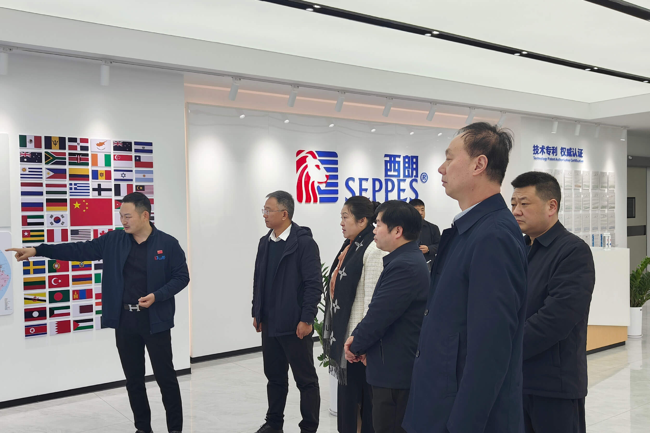 襄城县领导一行走访西朗门业 点赞专精特新实力 共话高质量发展新机遇