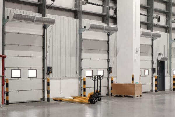 工厂出入口工业提升门怎么选？选型要点与解决方案解析